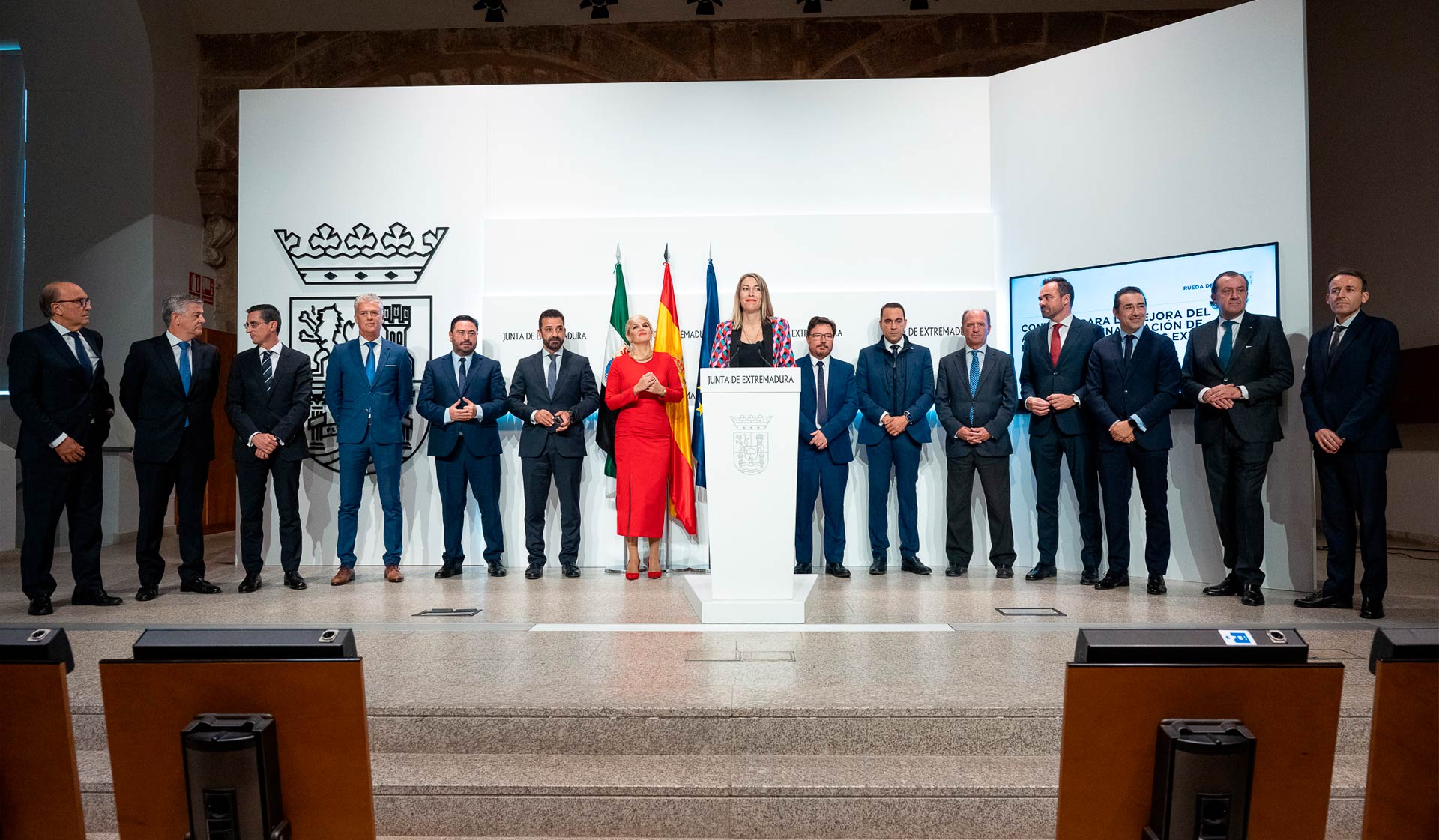 Las pymes y trabajadores autónomos de la región se beneficiarán del convenio de colaboración suscrito por la Sociedad de Garantía Recíproca Extremeña de Avales (EXTRAVAL) y diez entidades financieras que contó con el impulso de la Junta de Extremadura.